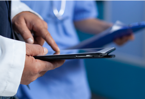 Un médico revisando documentación médica